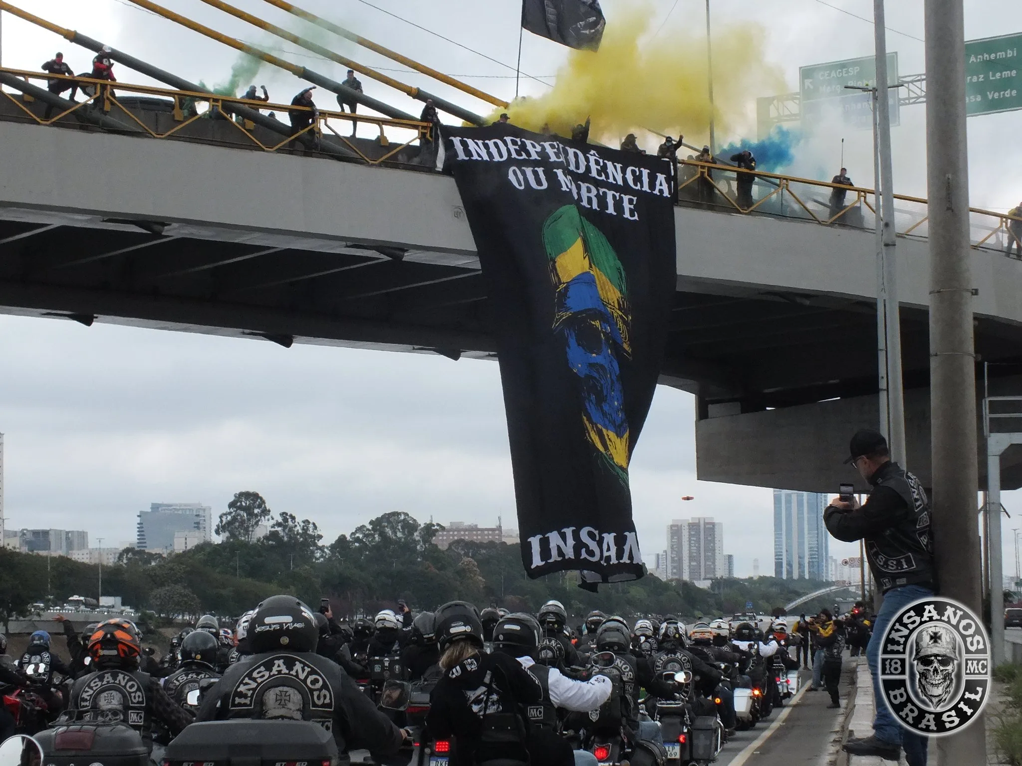 Motociata do Insanos MC na Marginal com a faixa Independência ou Morte pendurada no viaduto