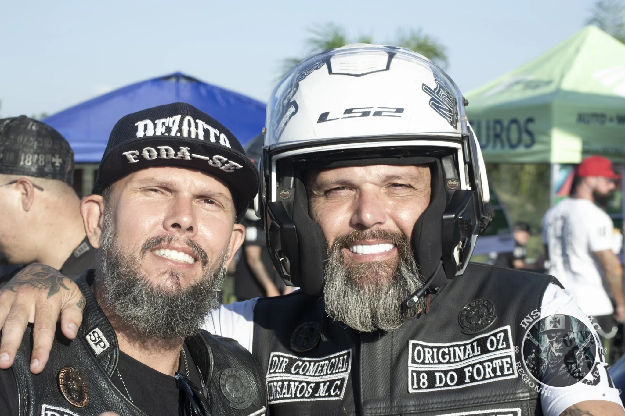 Dois irmãos de capacete antes da concentração