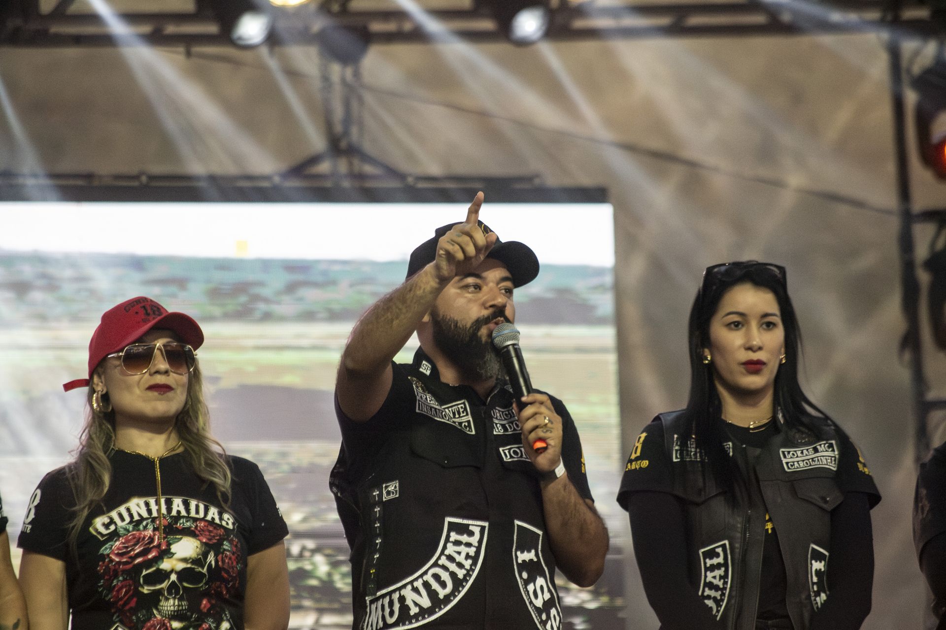 Integrantes e cunhadas do Insanos MC reunidos no palco